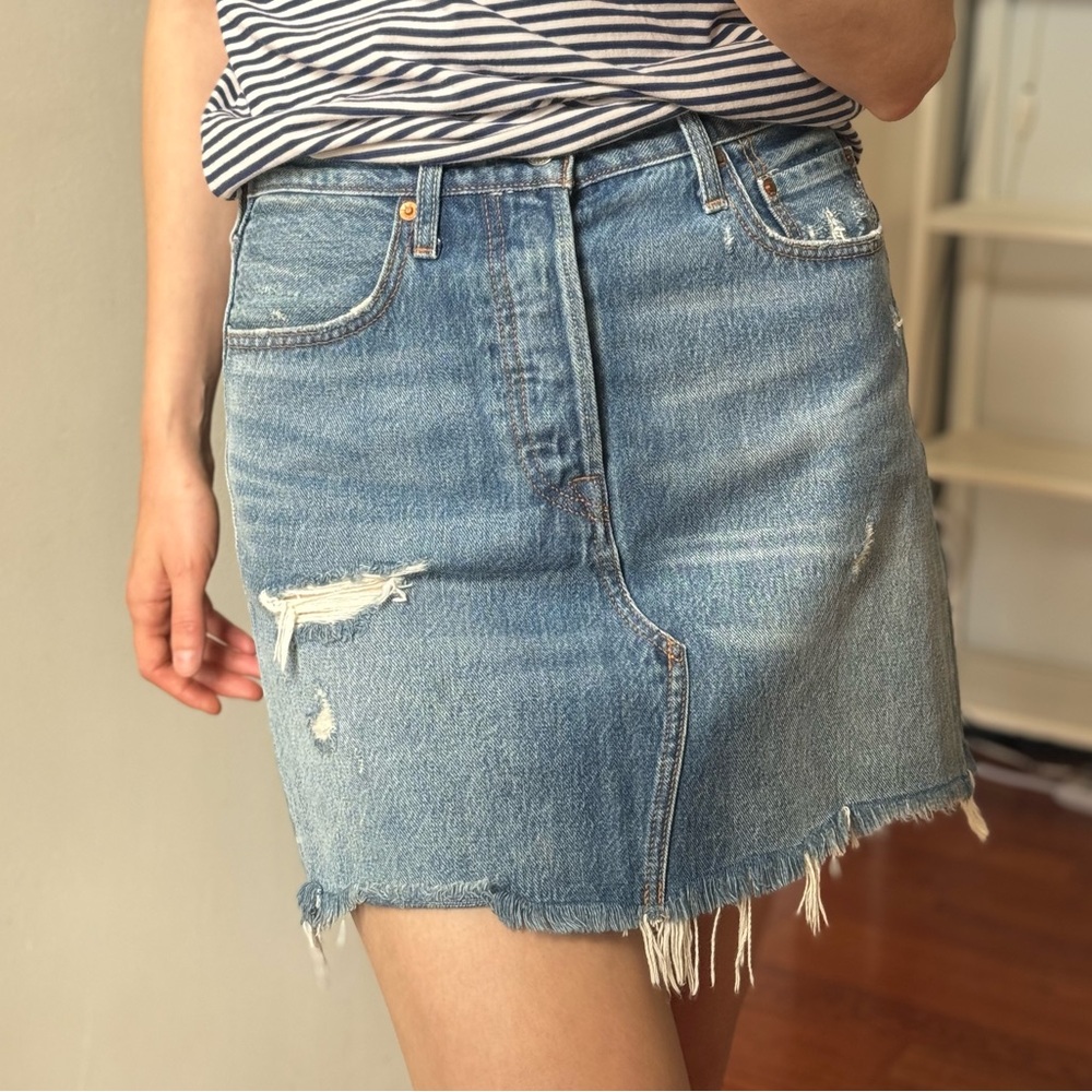 LEVI’S Premium Denim Skirt / Size 28
